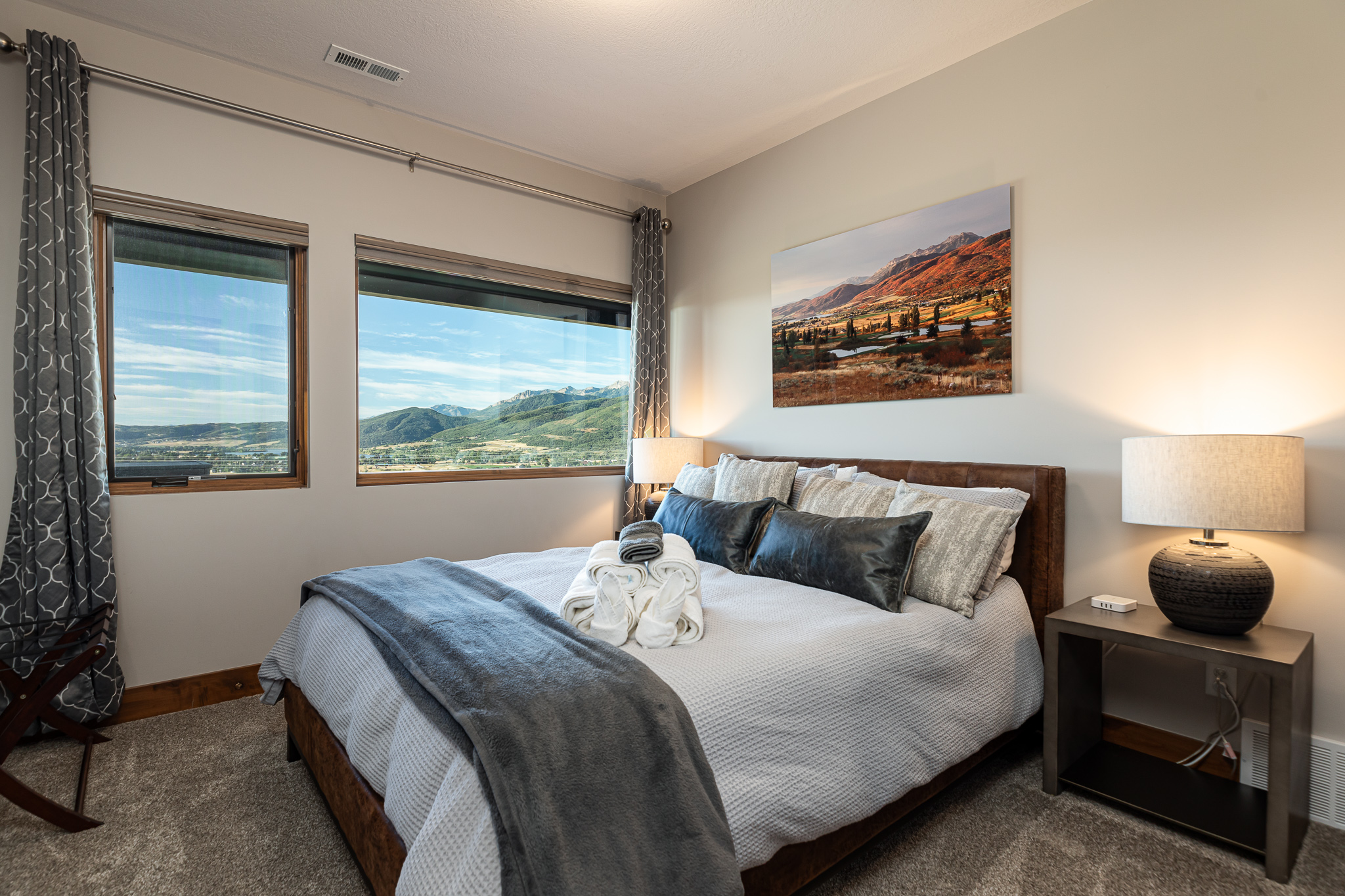 Guest room with queen size bed (no bathroom in the room)