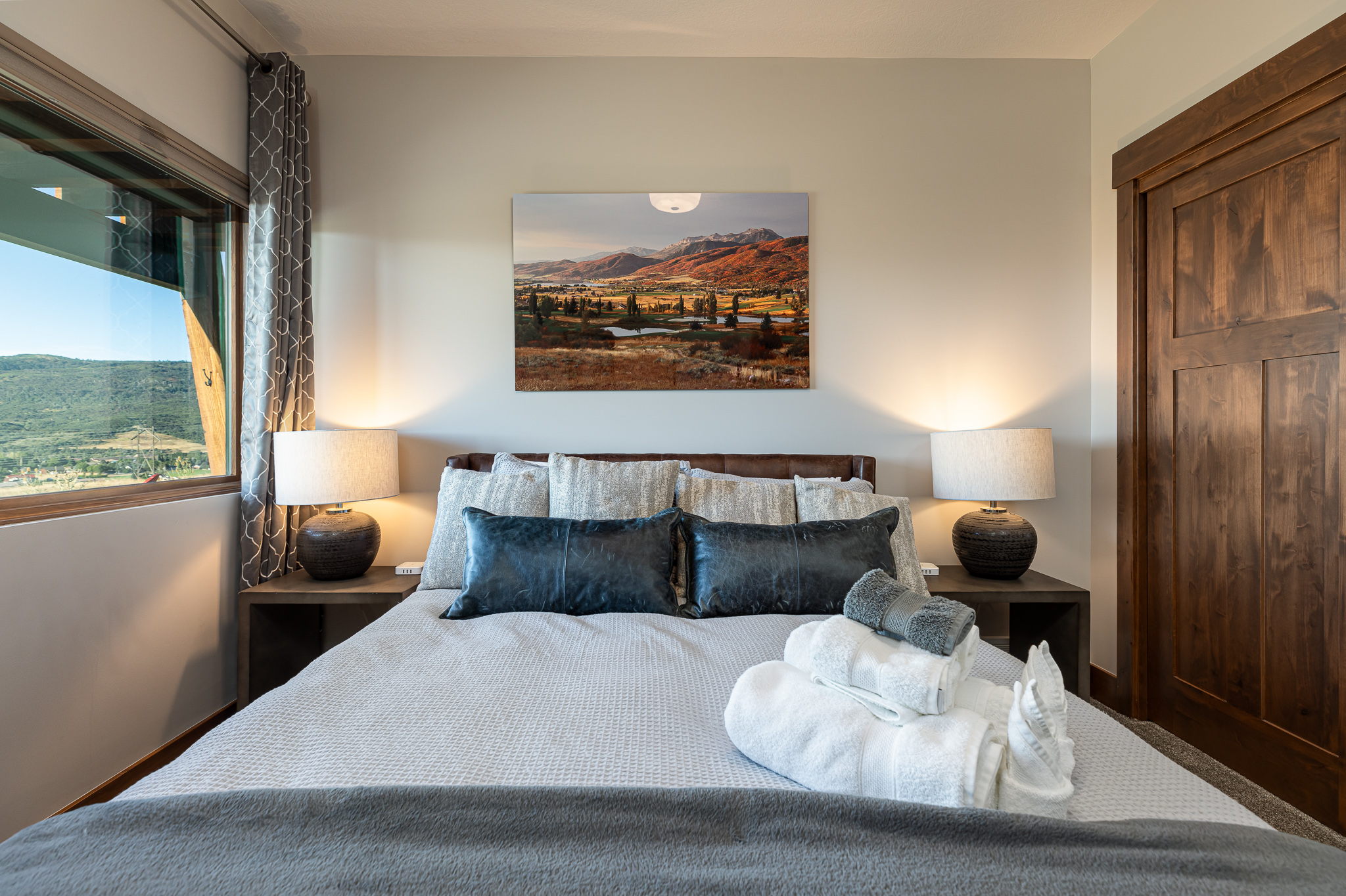 Guest room with queen size bed (no bathroom in the room)