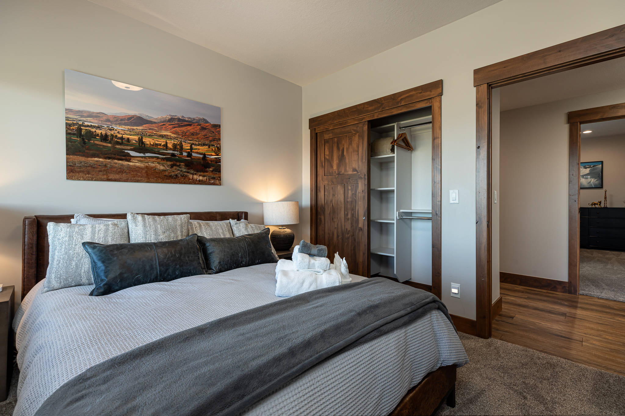 Guest room with queen size bed (no bathroom in the room)