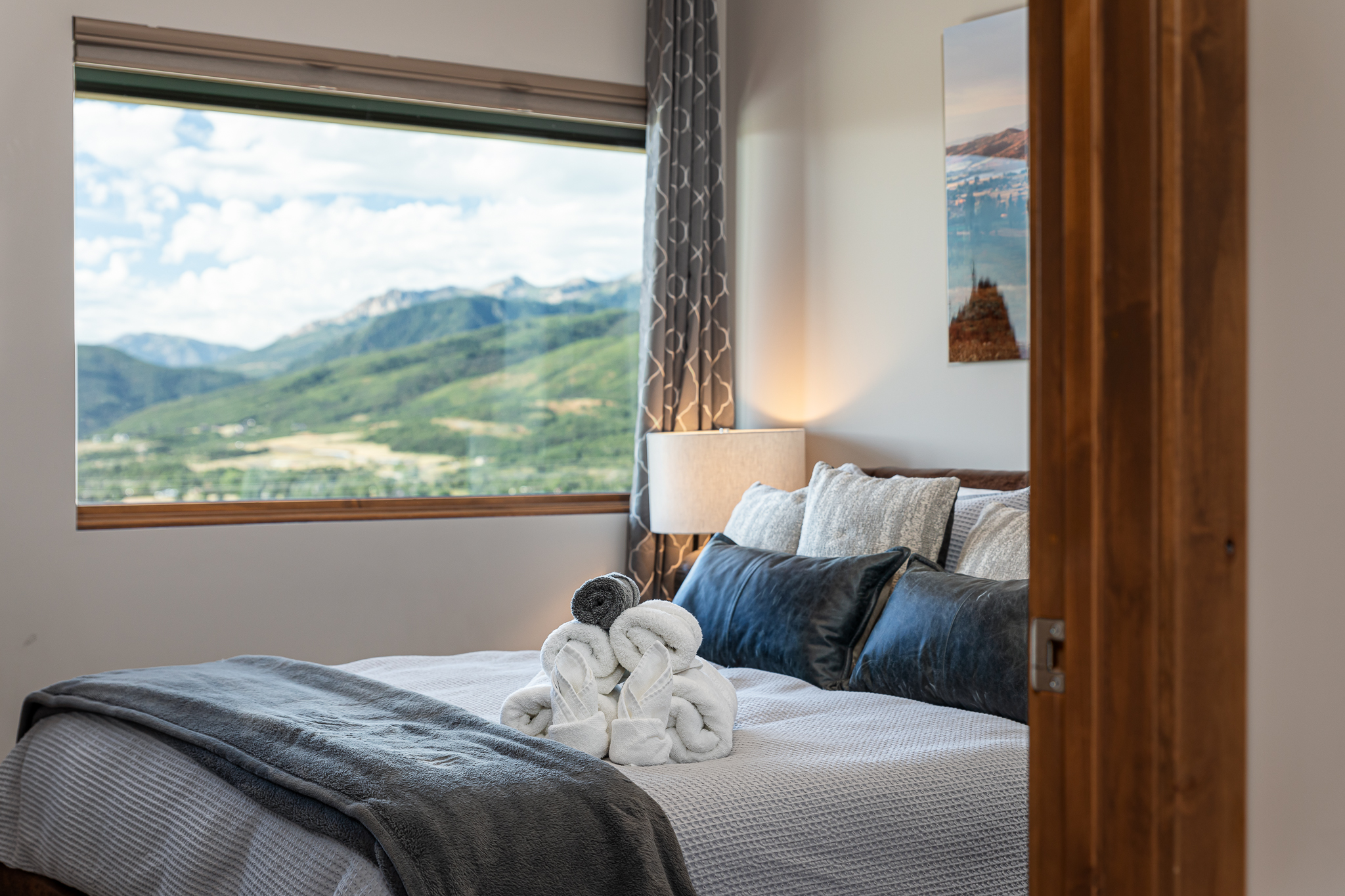 Guest room with queen size bed (no bathroom in the room)