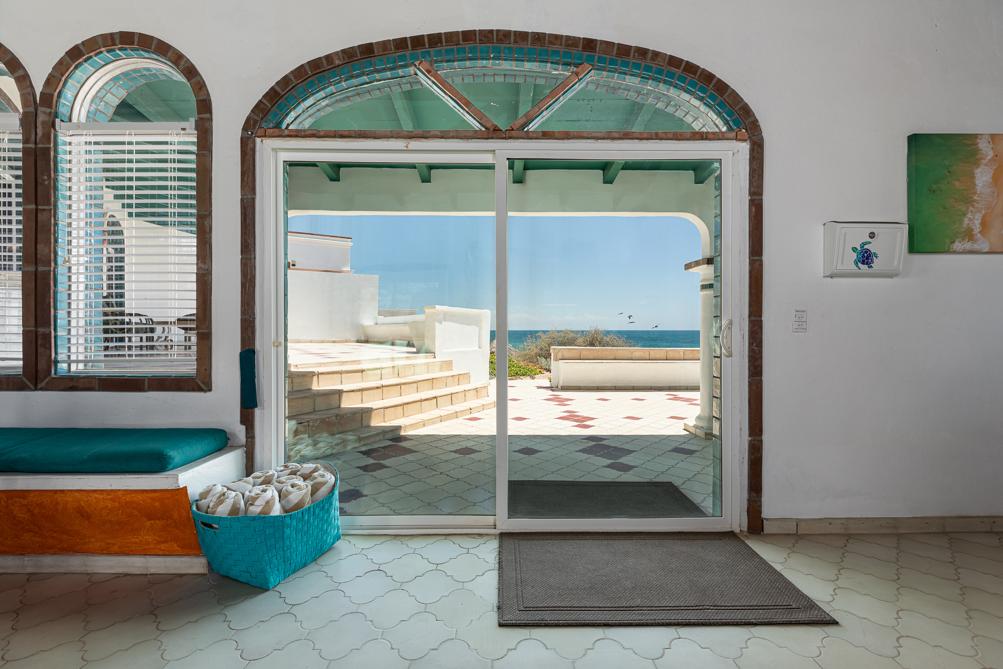 Sunrise House living room/Beach Towels